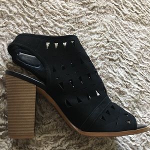 Peep toe cutout heel
